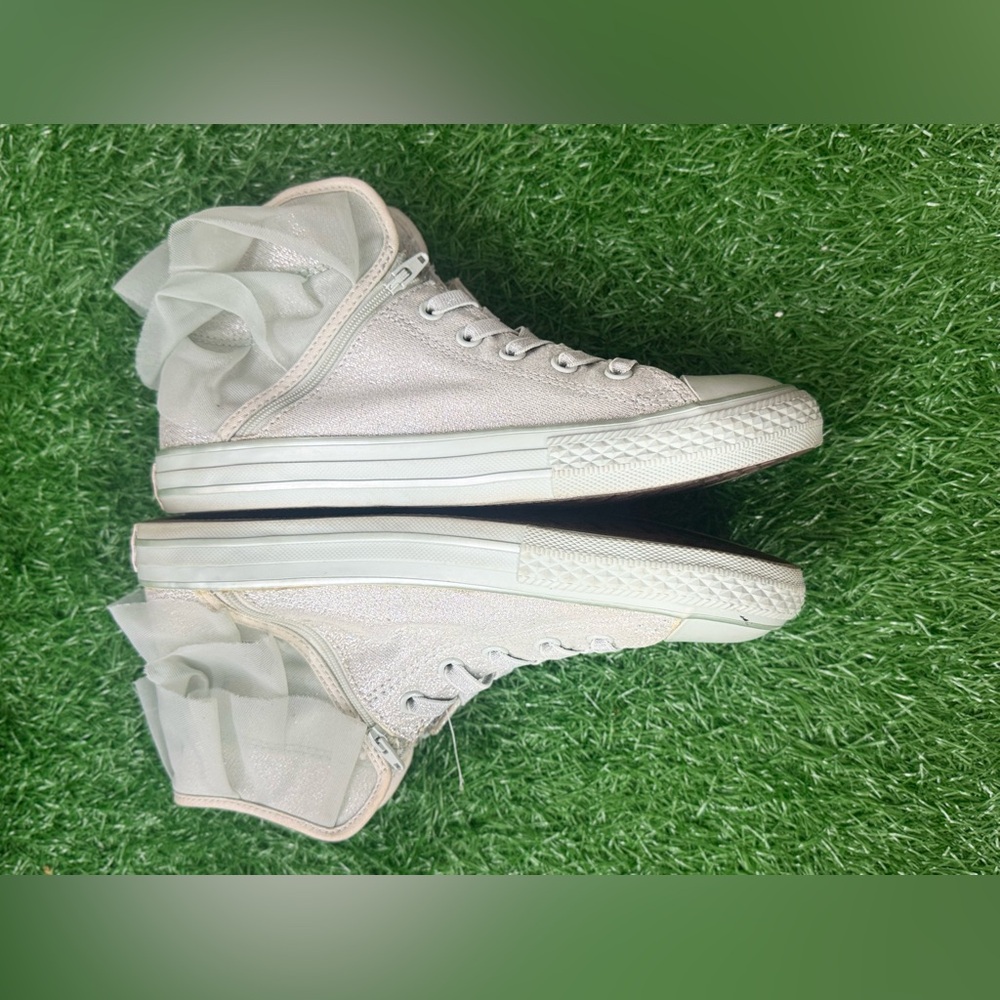 Converse Junior High-Top‎ Sneakers with beautiful frills on the back Size 5